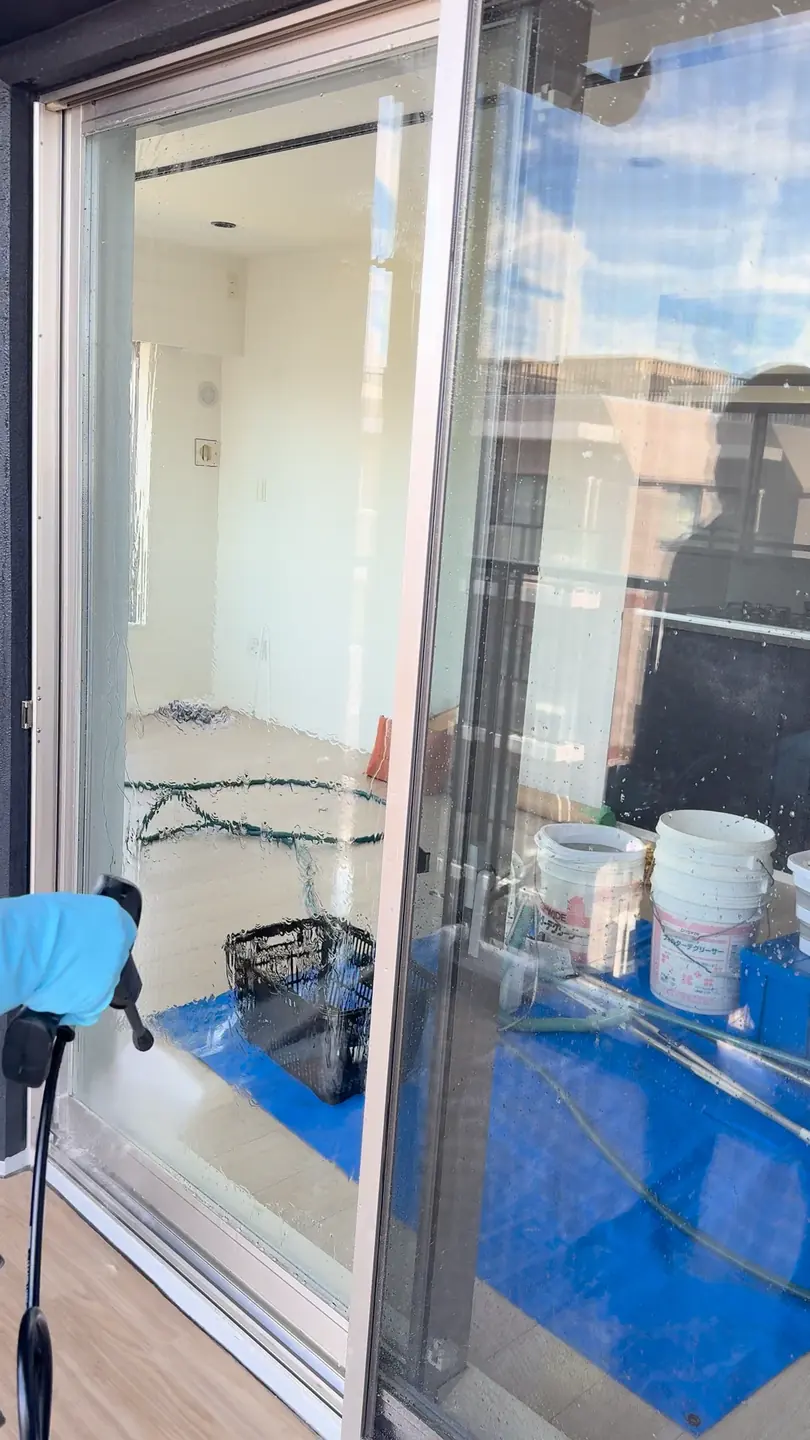 窓ガラスを洗浄するTKCスタッフの手元